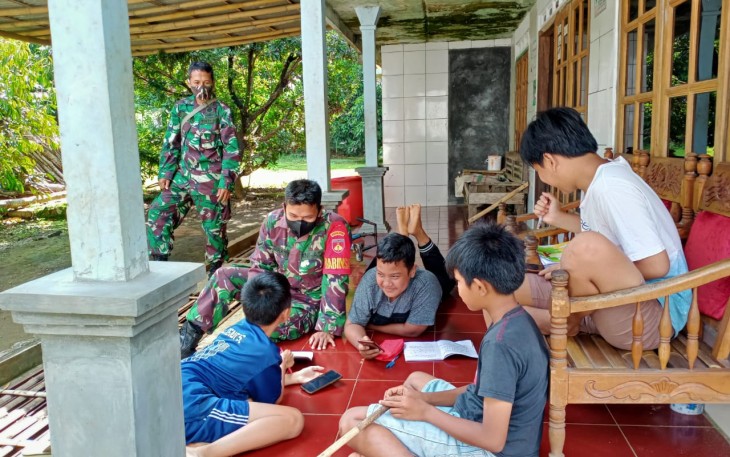 Babinsa Koramil 07/Kejobong Serda Indarto,  dalam kegiatan pembinaan wilayah juga melakukan pemantauan pembelajaran daring yang dilakukan anak-anak di desa binaannya, tepatnya di Desa Pangadegan Rt 02/Rw 04, Kecamatan Pangadegan, Kabupaten Purbalingga, (19/11/2020).