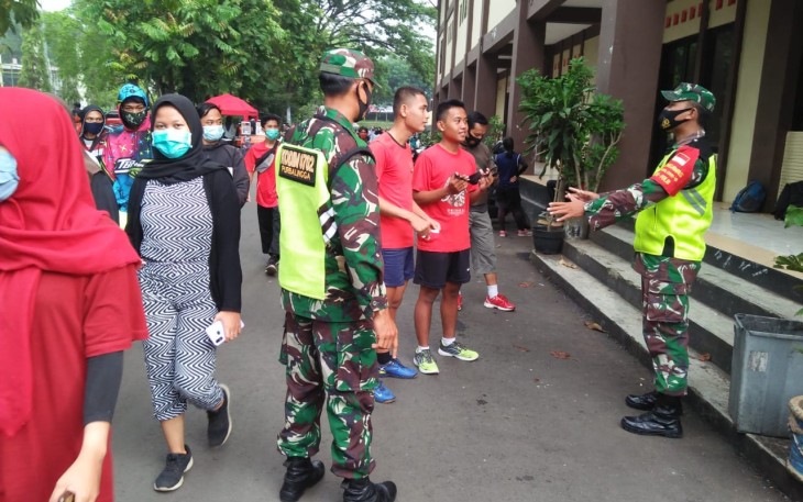 Gugus Tugas Penanganan Covid-19 Kabupaten Purbalingga melaksanakan Operasi Yustisi Penegakkan Pelaksanaan Protokol Kesehatan di area GOR Goentoer Darjono Kelurahan Purbalingga Kidul, Kecamatan Purbalingga, Kabupaten Purbalingga, pada Minggu, (22/11/2020).