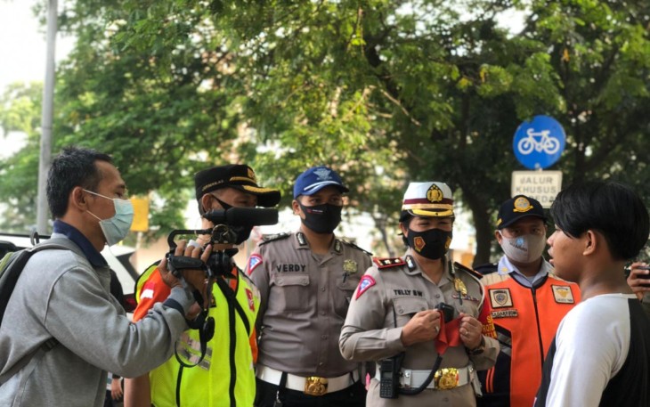 Kasat Lantas Restro Jakarta Timur, Kompol Telly Bahute SH.MM bersama Dinas Perhubungan Jakarta Timur dan Satpol PP Jakarta Timur, melaksanakan himbuan kepada masyarakat yang sedang melakukan olah raga pagi dan bersepeda, memberi himbuan untuk selalu mematuhi Protokol Kesehatan (Minggu, 22 November 2020).