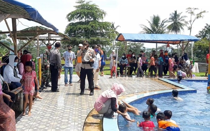 Polres Batang serentak melaksanakan patroli di tempat tempat wisata kabupaten Batang Minggu (22/11/2020). 
