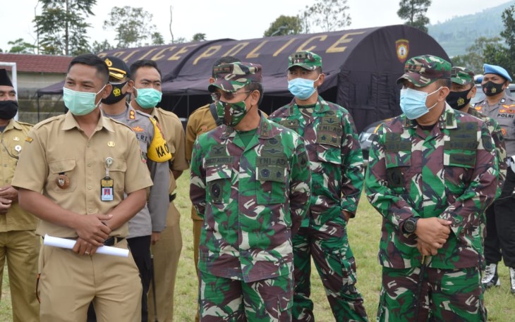 Pangdam IV/Diponegoro Mayjen TNI Bakti Agus Fadjari, S.I.P., M.Si. melakukan pemantauan perkembangan aktivitas Gunung Merapi serta meninjau kesiapan Tempat Penampungan Pengungsian Sementara (TPPS) di Desa Tlogolele dan Desa Klakah, Kecamatan Selo Kabupeten Boyolali, Senin (23/11).