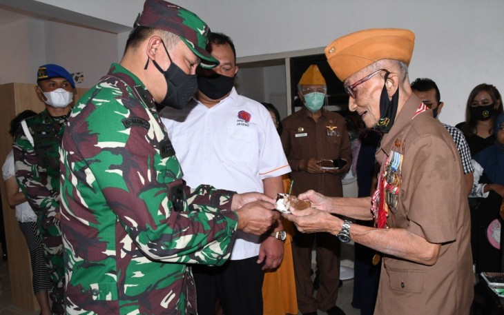 Kasdam IV/Diponegoro Brigjen TNI Widi Prasetijono mewakili Pangdam IV/Diponegoro Mayjen TNI Bakti Agus Fadjari,S.I.P., M.Si. menyerahkan kunci rumah kepada Kapten Cpm Purn Sanjoto anggota Veteran perang kemerdekaan melalui Program bedah rumah yang didanai CSR REI Jawa Tengah dan Detasemen Polisi Militer IV/5 Semarang) di Jalan Belimbing Raya No 34 Kelurahan Peterongan Semarang Selatan, Rabu (25/11/2020)