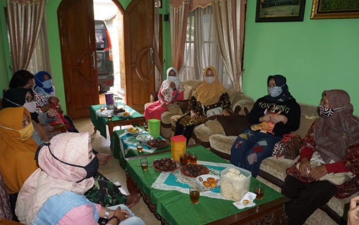 Ketua Persit Kartika Chandra Kirana Cabang XVII Kodim 0702/Purbalingga Ny. Naning Decky Zulhas beserta perwakilan pengurus membesuk anggotanya yaitu Ny. Purwanto yang masih dalam keadaan sakit pascaoperasi penyakit yang dideritanya di rumah tinggalnya yaitu di Desa Sumingkir, Kecamatan Kutasari, Kabupaten Purbalingga, (25/11/2020).