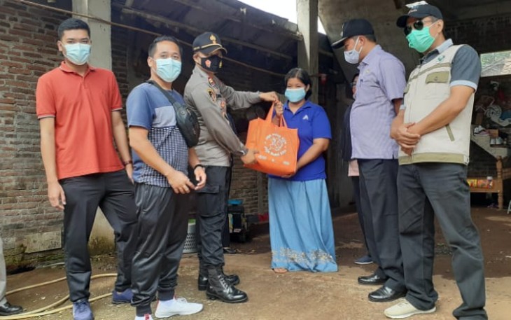 Forkompimcam melakukan baksos untuk keluarga yang sedang melakukan isolasi mandiri di desa Trayu dan Kertosari. Jum'at, 27/11/2028