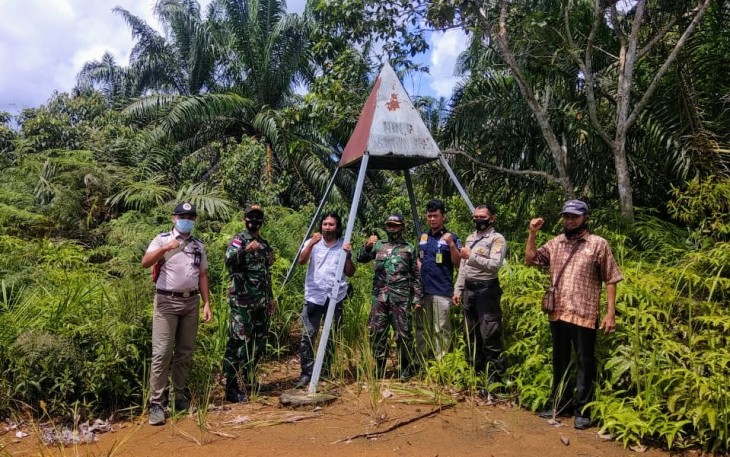 Satgas Pamtas RI-MLY sektor timur Yonif 407/PK melaksanakan patroli bersama Polri dan CIQ (Custom, Immigration, Quarantine) Pos Lintas Batas Negara (PLBN) Badau.Sabtu (28/11/2020).    