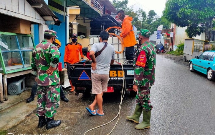 Koramil 11/Kaliwiro bersama BPBD Kabupaten melaksanakan penyemprotan desinfektan sebagai upaya memutus matarantai penyebaran covid-19.  Adapun sasaran penyemprotan kompeks Koramil, Polsek, Kantor Kecamatan, Pasar Hewan,  Pasar Kaliwiro, dan Pasar Lamuk (29/11)