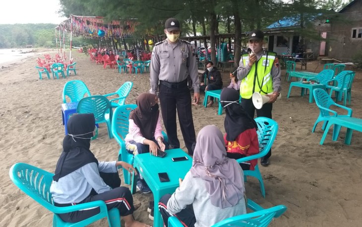 Polsek Tulis Polres Batang gelar operasi yustisi pendisiplinan dan penegakan protokol kesehatan di objek wisata Pantai Songbrong masuk Desa Ujungnegoro Kecamatan Kandeman Kabupaten Batang, Minggu (29/11/2020).
