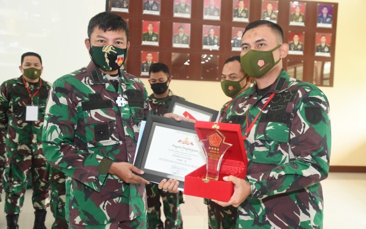 Pemberian apresiasi LKJ diserahkan langsung oleh Kasdam IV/Diponegoro Brigjen TNI Widi Prasetijono kepada Dandim 0727/Karanganyar Letkol Inf Ikhsan Agung Widyo Wibowo, S.I.P, Dandim 0715/Kendal Letkol Inf Iman Widhiarto S .T. saat rapat paripurna TMMD ke 41 TA. 2020 di Aula Makodam IV/Diponegoro. Senin (30/11/2020)