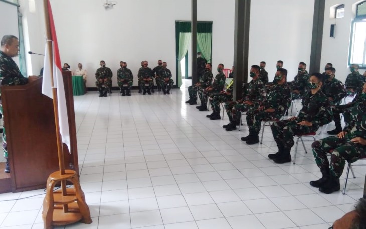 Komandan Rindam IV/Diponegoro Kolonel Inf Tarsono,S.I.P,.M.M diwakili Wadan Rindam IV/ Diponegoro Kolonel Inf Fajar menutup kegiatan Pendidikan Intensif Bahasa Inggris Level-I ALC (American language Course) di Aula Dodikjur Rindam IV/Diponegoro. Senin, (30/11). 