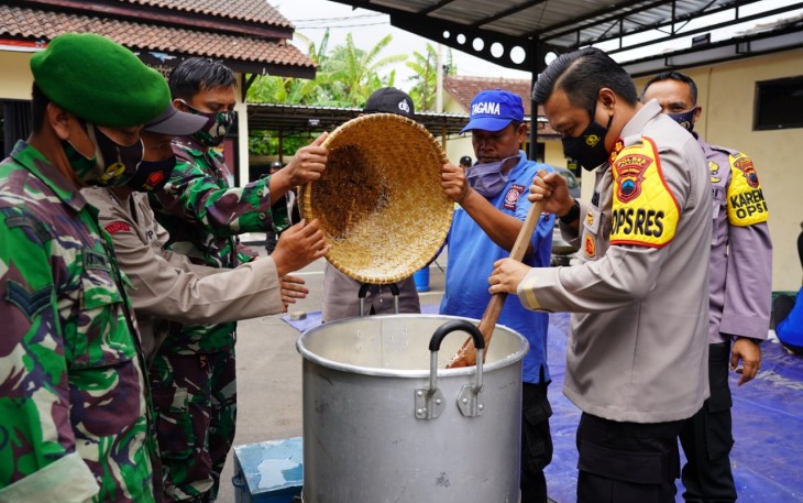 AKBP Edwin Louis Sengka didampingi Kabag Ops AKP Asfauri usai meninjau dapur umum di Halaman belakang Mapolres Batang, Senin (30/11/2020).