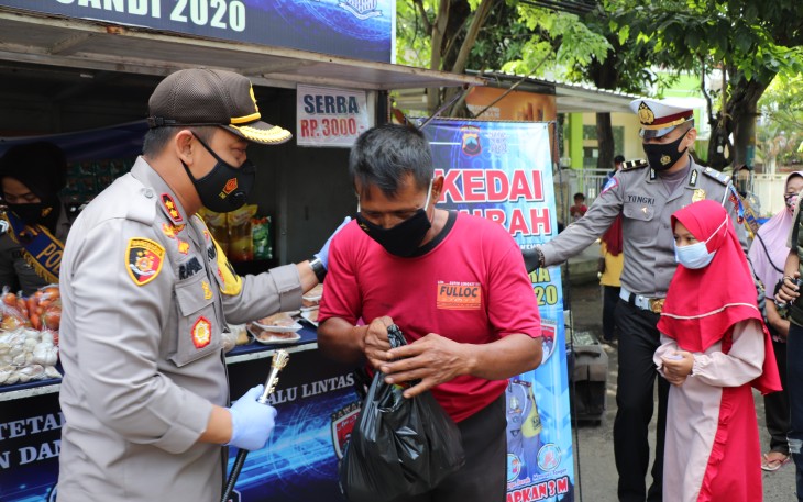 Kapolres Kendal AKBP Raphael Sandhy Cahya Priambodo melayani warga terdampak covid-19 di sekitar jalan Soekarno -  Hatta Kendal, Kamis (5/11/2020).  