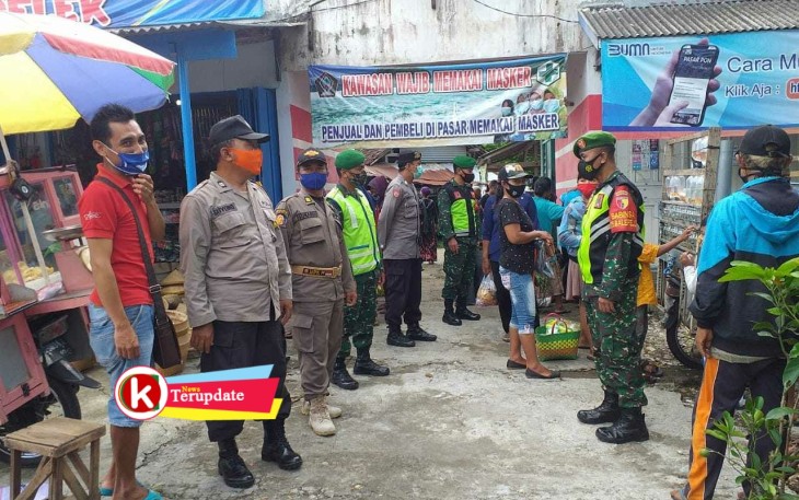 Dandim 0808/Blitar (dua dari kanan) Saat Sosialisasi Pendisiplinan Protokol Kesehatan Covid-19 (foto : Faisal NR / Klikwarta.com) 
