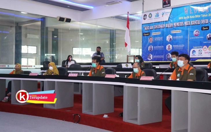 Sekda Pemkot Blitar Rudy Wijonarko (depan tiga dari kanan) di Acara Webinar Peringati HKN ke- 56 (foto : Faisal NR / Klikwarta.com) 
