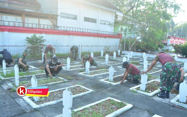 Para Anggota Kodim 0808/Blitar Tengah Membersihkan Pusara Pahlawan Kemerdekaan Indonesia (foto : Faisal NR / Klikwarta.com) 