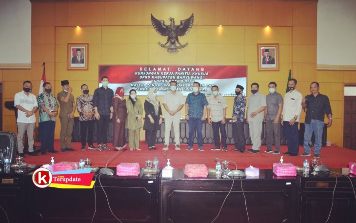 Pansus DPRD Banyuwangi dengan Komisi II DPRD Kota Blitar (foto : Faisal NR / Klikwarta.com) 