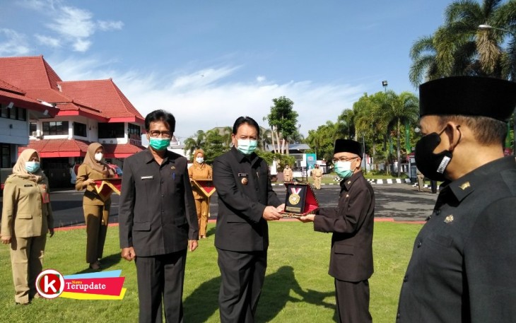 Pjs Walikota Jumadi Serahkan Simbolis Penghargaan Kepada Kepala Dinkes 