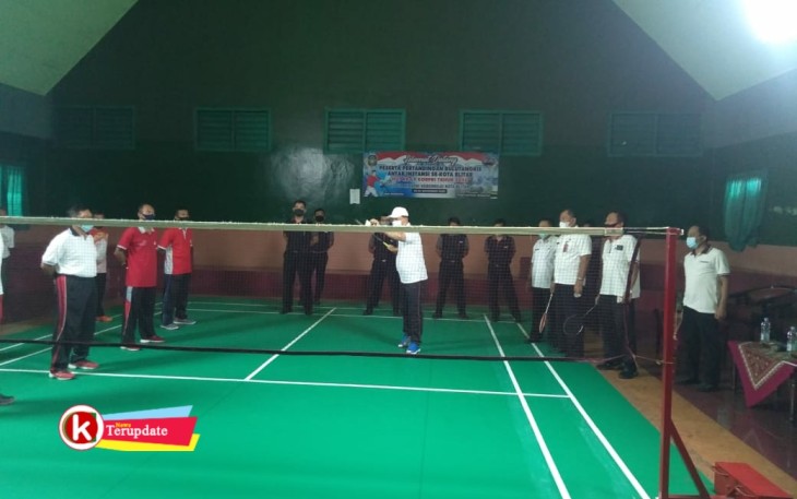 Pjs Walikota Jumadi Surf Bulutangkis Penanda Dibukanya Turnamen (foto : Faisal NR / Klik Warta) 