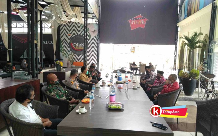 Silaturahmi Pjs Walikota Blitar, Forkopimda Kota Blitar Bersama Paslon Nomor Urut 2 Santoso-Tjutjuk (foto : Faisal NR / Klik Warta) 