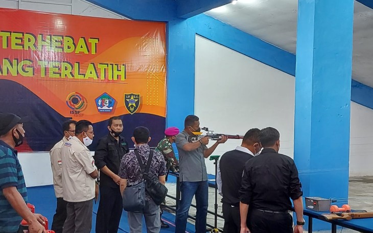 Ketua umum PB-perbakin saat latihan nembak menggunakan senjata Laras panjang