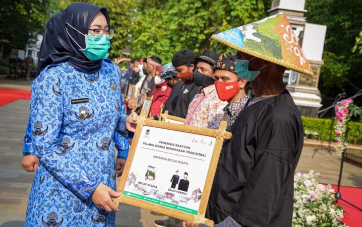  Bupati Purwakarta Anne Ratna Mustika Memberikan Bantuan Kepada Pelaku Parekraf 