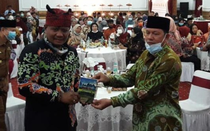 Suimi Fales Dilantik Jadi Ketua Asidewi Bengkulu