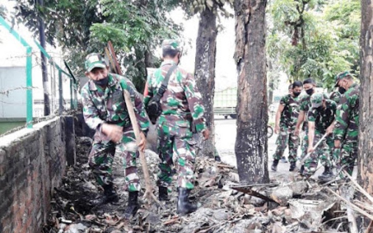 Kepala Staf Kodim 1310/Bitung Pimpin Karya Bakti Pembersihan Sampah