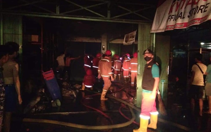 Diduga Karena Api Kompor Penggorengan Toko dan Warung Makan Terbakar 