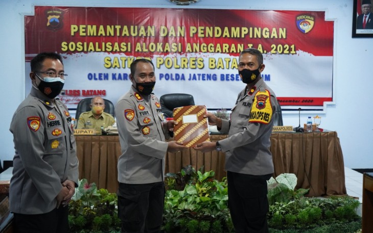 Wakapolres Kompol Made Ariawan Budaya saat kegiatan Pemantauan dan Pendampingan Sosialisasi Alokasi Anggaran T.A. 2021 Satker Polres Batang Oleh Ro Rena Polda Jateng  di Rupatama Mapolres Batang, Selasa (1/12/2020).