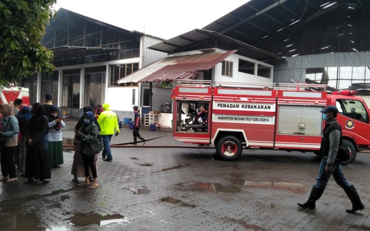 gudang pabrik Teh Dandang, di Jalan Raya Urip Sumoharjo No.74, Sambong, Kecamatan Batang, Kabupaten Batang ludes terbakar, Minggu (6/12/20)