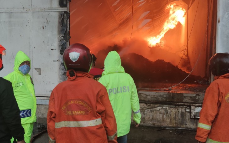 Gudang pabrik Teh Dandang yang berada di di Jalan Raya Urip Sumoharjo No.74, Sambong, Kecamatan Batang, Kabupaten Batang ludes terbakar, Minggu (6/12/2020) pagi.