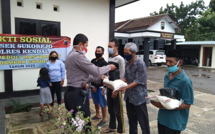 IPTU Sugeng SH Beserta Anggota Jajarannya Polsek Sukorejo Melaksanakan Baksos di depan Mapolsek