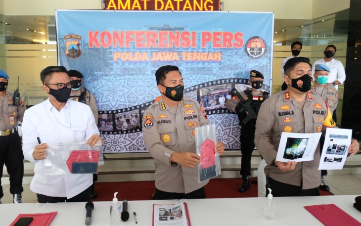 Kabidhumas Polda Jateng Kombes Pol Iskandar Fitriana Sutisna  Direskrimum Polda Jateng Kombes Pol Wihastoni dan Kapolres Tegal AKBP Muhammad Iqbal gelar perkara kasus video adzan jihad  bertempat di loby Mapolda Jateng Senin (07/12/2020)