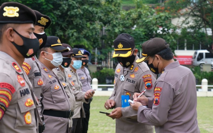 Apel Konsolidasi dan Pemeriksaan Keadaan Personil BKO Pilkada Serentak Di Wilayah Jateng yang bertempat di Lapangan Mapolda Jateng