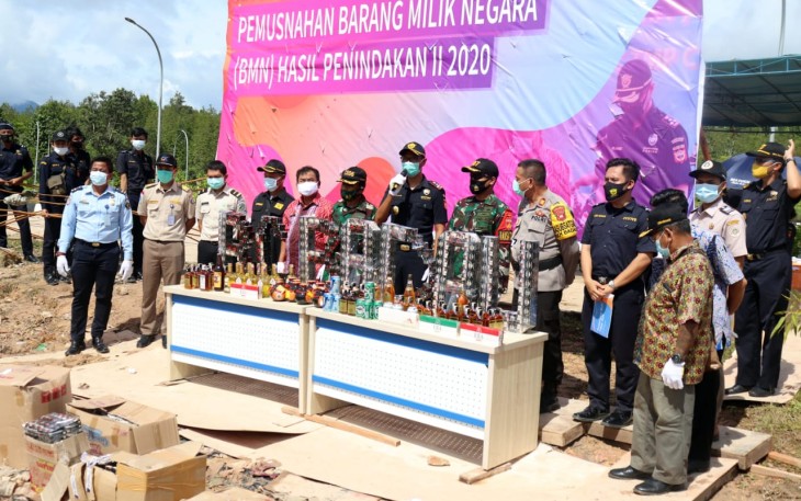 Satgas Pamtas Yonif 407/Padmakusuma Bersama Kantor Pengawasan dan Pelayanan Bea dan Cukai Tipe Madya Pabean C Nanga Badau Serta Instansi terkait Melakukan Pemusnahan Barang Milik Negara Hasil Penindakan 
