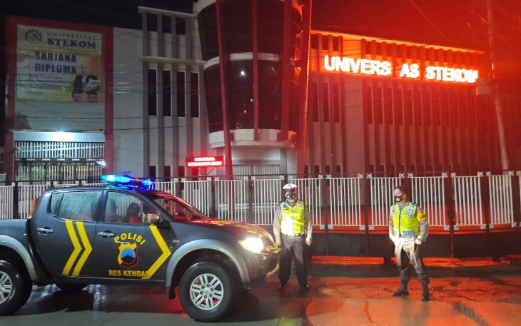 Aipda Budi Susanto Beserta Anggota Piket Fungsi Polsek Weleri Laksanakan Patroli Blue Light Patrol