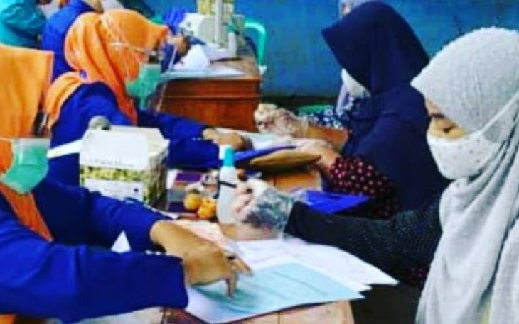 Disdik Kota Bengkulu dan BPRS Fadhilah Salurkan Buku Tabungan Seragam Siswa