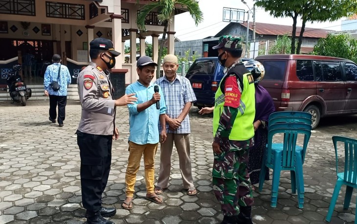 Forkompimcam Ringinarum melaksanakan Operasi Yustisi di Pertigaan Desa Caruban Kecamatan Ringinarum  Kabupaten Kendal. Kamis, 17/12/2020
