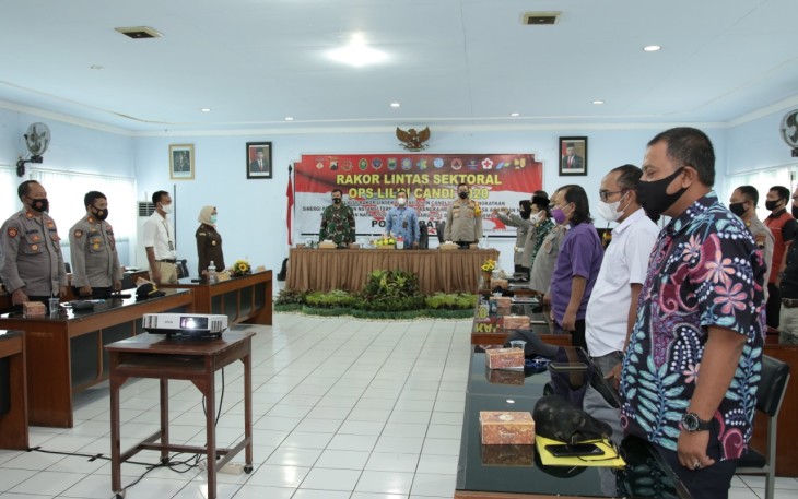 Pemerintah Kabupaten Batang bersama Forkopimda segera mengambil langkah cepat untuk mengantisipasi kerumunan saat perayaan malam Natal dan pergantian tahun dengan menggelar rapat koordinasi lintas sektor, di Rupatama Mapolres Kabupaten Batang, Kamis (17/12/2020).