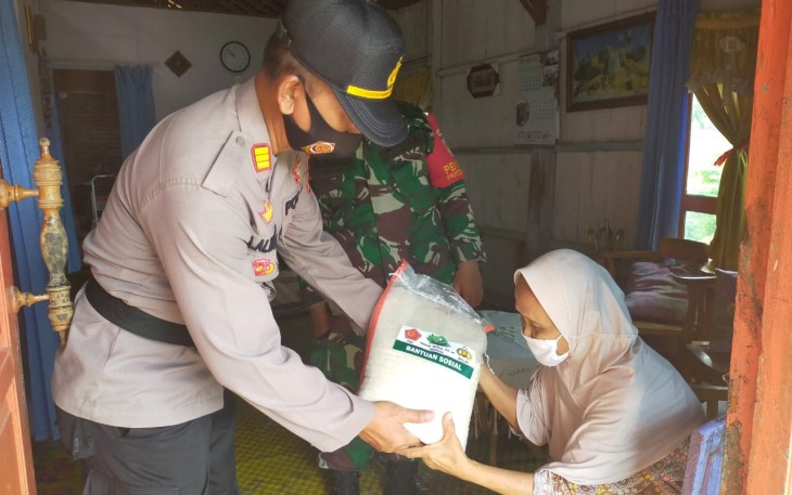 Polsek Tersono Salurkan Bantuan Beras  pada Tukang Ojek dan Warga Kurang Mampu. Kamis (17/12/2020). 