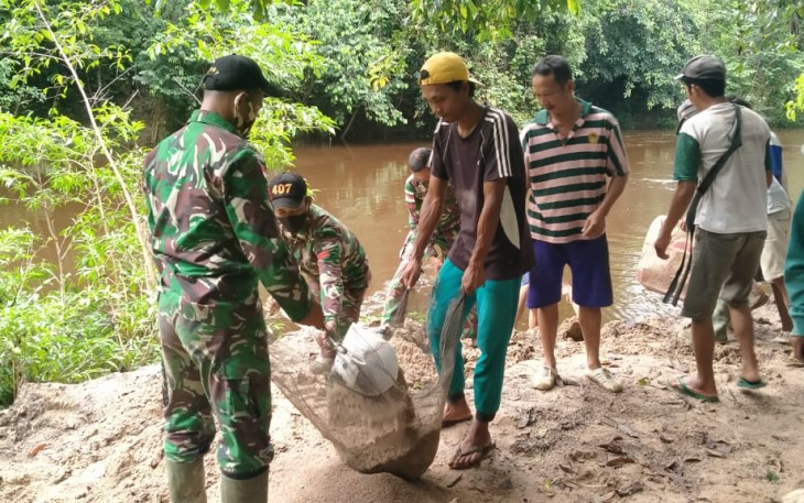 Satgas Pamtas 407/PK di Sektor Timur Perbatasan Kalimantan Barat 