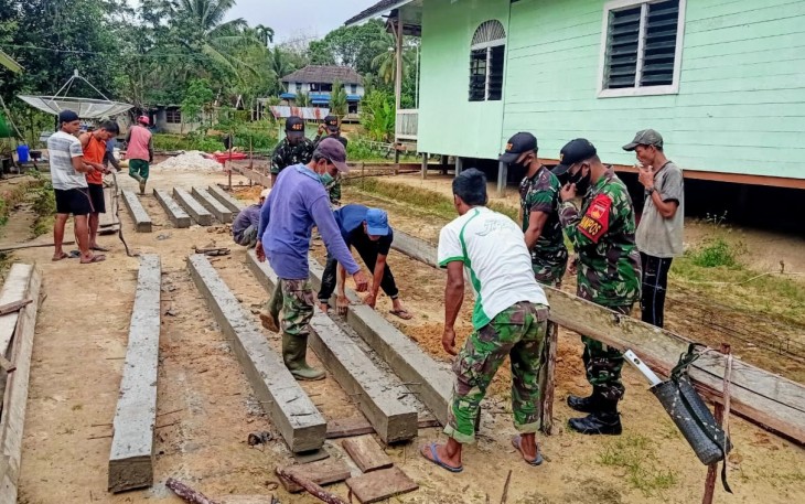 Satgas Pamtas RI-MLY Yonif 407/PK melaksanakan Karya Bhakti pembangunan rumah ibadah Gereja Riam Sejawak yang ada di Dusun Riam Padang, Desa Riam Sejawak Kecamatan Ketunggau Hulu Kabupaten Sintang, Kalbar. Sabtu (19/12/20)