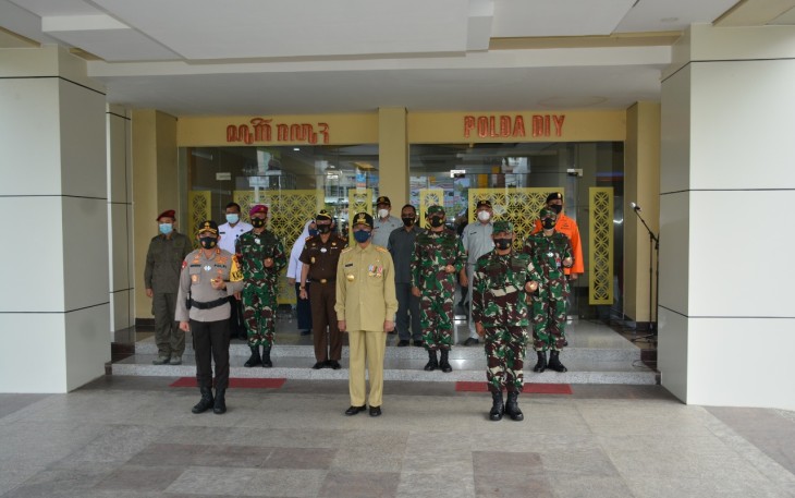 Danrem 072/Pmk Brigjen TNI Ibu Bintang Setiawan SIP MM Hadir Dalam Apel Gelar Pasukan Operasi Lilin Progo 2020 DIY di Lapangan Mapolda DIY