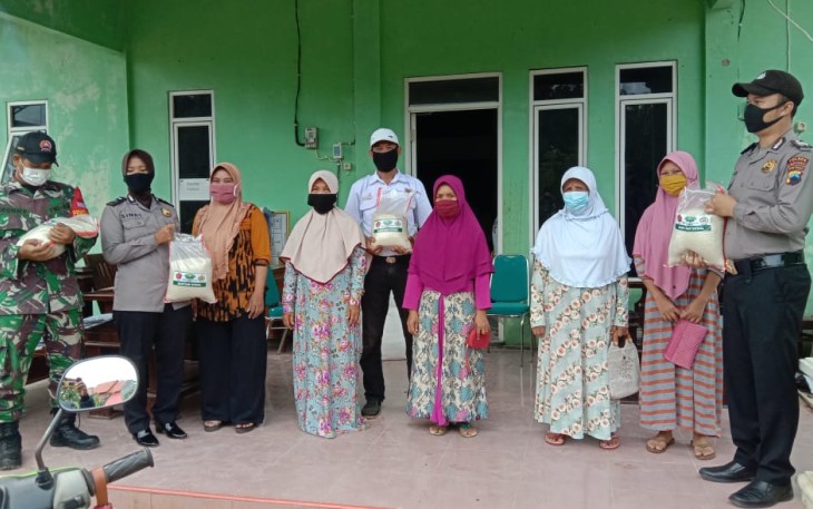 Kepolisian Sektor Gringsing Polres Batang Bersama Koramil Gringsing Menyalurkan Bantuan Beras Kepada Warga Desa Lebo 
