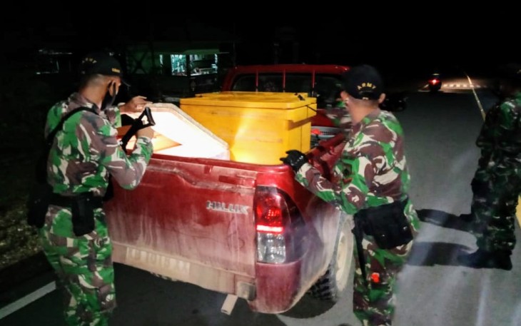 Personel Pos Keladan Satgas Pamtas RI-MLY Yonif 407/PK Berhasil Mengamankan Miras Yang Didapat Dari Hasil Sweeping