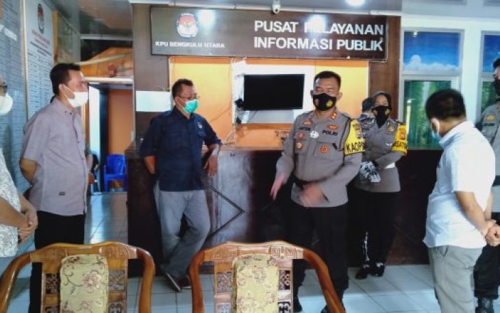 Kapolres Bengkulu Utara Pimpin Patroli Masa Tenang ke Seluruh Posko Pilkada