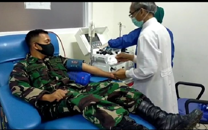 Dandim 0715/Kendal Letkol Inf Iman Widhiarto, S.T. mengirimkan anggotanya untuk melaksanakan donor plasma konvalesen. (Rabu, 30/12/2020).