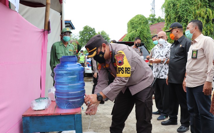 Kapolres Kendal AKBP Raphael Sandhy Cahya  Priambodo, S.I.K. bersama Dandim 0715 Kendal Letkol Inf. Iman Widhiarto dan jajaran Forkompimda Kabupaten Kendal melakukan monitoring dan meninjau langsung ke sejumlah Tempat Pemungutan Suara (TPS) Rabu (9/12/2020)