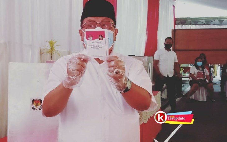 Walikota Blitar Santoso Tunjukkan Surat Suara Pilwali Kota Blitar Tahun 2020 Sebagai Penanda Telah Disalurkannya Hak Pilihnya (foto : Faisal NR / Klik Warta) 