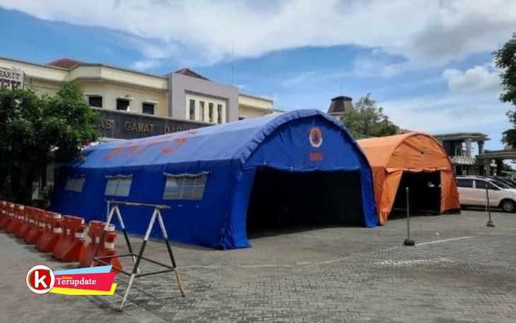 Dua Tenda Darurat di RSUD Mardi Waluyo Kota Blitar (foto : Faisal NR / Klikwarta.com) 