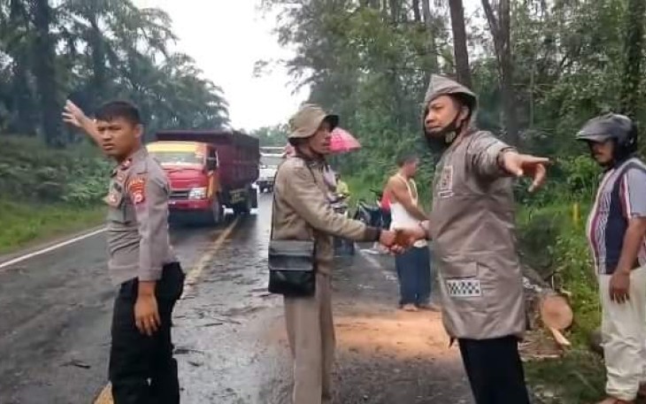 Polsek Putri Hijau Singkirkan Pohon Tumbang Akibatkan Jalur Bengkulu-Sumbar Macet